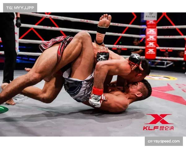 拉德克第三回合背后裸绞降服弗伦扎 成功夺胜